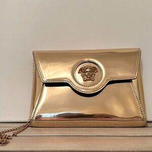 VERSACE Patent Metallic La Medusa Pouch On Chain in Gold